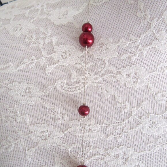 Single strand "flapper" necklace cranberry satin finish beading & rhinestones - Picture 4 of 6